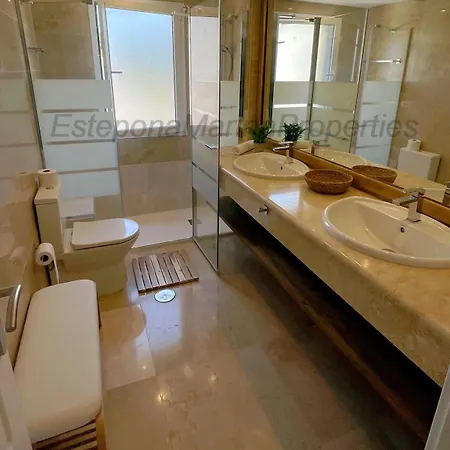 Emp 15, Large Beachside Apartment, El Coral, Εστεπόνα